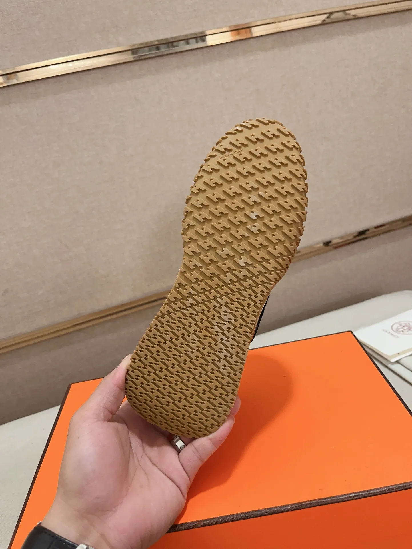 Men's men's shoes 💰: 720💰 Hermes top version # Couple style 💏 24ss casual sneakers Suede goatskin sneakers decorated with contrasting patterns and iconic "H" details, beautifully packaged at the delivery counter 🛍📦 Fabric: suede + cowhide Lining: mixed sheep lining Outsole: original TPU Bottom thickness: 2CM Size: 35-44